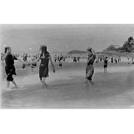 Bathers at southern end of Manly Beach