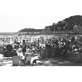 Crowds on south end of Manly Beach, view to Shelly Beach