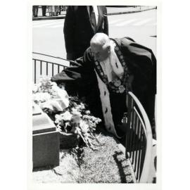 Manly Mayor F. Fairbairn, laying wreath on Armistice Day, 1960