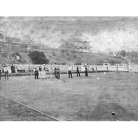 Bowlers on the green of Manly Bowling Club, Ivanhoe Park