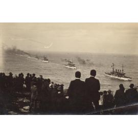 Crowd on North Head watching arrival of American Fleet