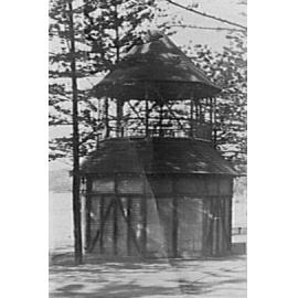 Mutascope Parlour on Manly Beach promenade, 1910