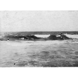 Surf-boat race during a surf carnival at Freshwater, 1928