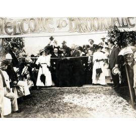 Mrs Neil Neilson opening Brookvale Park, 1911