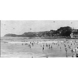 Crowd on water's edge, Manly Beach