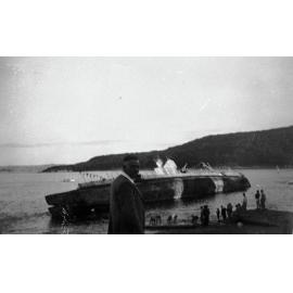 Dutch submarine aground at Fairlight, with sightseers