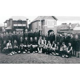 Students and staff at St Andrew's School in Wood St, Manly, 1940