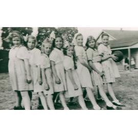 Brookvale Public School tunnel ball team, 1941