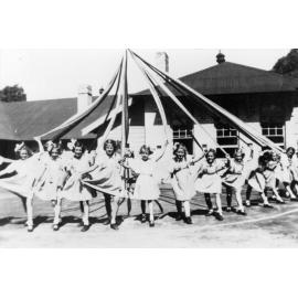 Brookvale Public School maypole dance featuring 3rd and 4th Class