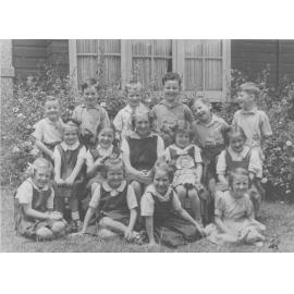 School photo of students at the Garden Primary School, 63 Woodland St, Balgowlah, c1940s