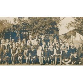 Class photo of students at the Garden Primary School, Balgowlah, c1940s