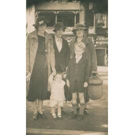 Carter family and aunts at Manly.