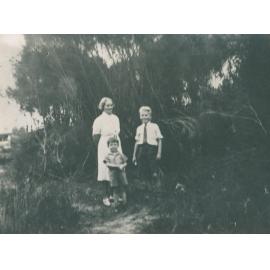 Violet, Terry and Ken Carter, Wentworth Falls.