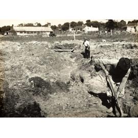 Phillip Avenue construction site and workers, Seaforth, 24th July 1948