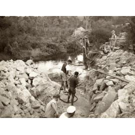 Work on New Street pipeline, Balgowlah Heights, May 1950