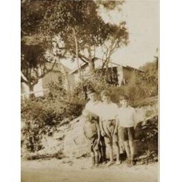 Horton boys with Hughes children, Whale Beach