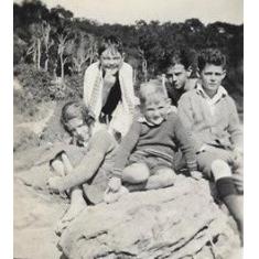Horton boys with Hughes children, Whale Beach
