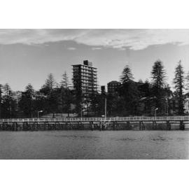 Boardwalk and 81 West Esplanade apartment building, Manly, 1967–1973