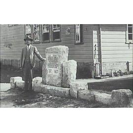 Monument to crossing of Narrabeen Lakes 1788